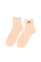 Medias de caña corta en color rosado, con diseño de tejido de ochos y detalle de pequeño lazo marrón bordado en la parte superior. Cuentan con borde superior con terminación festoneada.