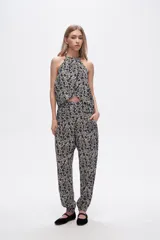 Top cropped de viscosa con estampado paisley en tonos negro y beige, diseño sin mangas con cuello halter y detalle de lazada.