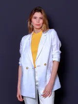 Blazer de lino color blanco, de corte recto y doble botonadura con botones color beige.