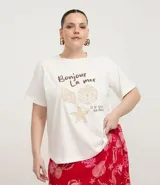Remera de algodón blanco de corte regular, con cuello redondo y mangas cortas. Presenta un bordado frontal con motivos marinos como caracolas y una estrella de mar, acompañado de la frase "Bonjour La mer". Diseñada para la línea Curve & Plus Size.