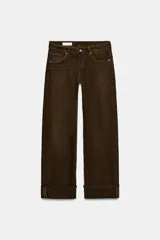 Jeans de tiro medio con corte recto, cinco bolsillos y bajo con vuelta. Cierre frontal con cremallera y botón metálico.