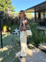 Bota tipo Chelsea de cuero color chocolate, con paneles elásticos laterales y suela track dentada de goma negra.