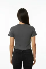 Remera de manga corta, corte al cuerpo, color marrón claro acanalado, con estampado frontal de cerezas con pedrería y estrellas marrones.