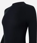 Vestido midi de punto acanalado color bordó, con cuello redondo y mangas largas. Presenta un diseño ajustado en el torso que se extiende hacia una falda con caída fluida.