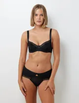 Conjunto de lencería negro marca Montelle, compuesto por un corpiño de encaje con aro y una bombacha culotte de encaje y microtul.