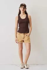 Musculosa marrón de tejido ribb, de corte ajustado y escote redondo.