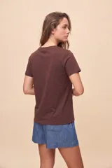 Remera básica marrón de manga corta, con cuello redondo y corte regular.