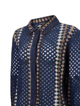 Cardigan de crochet con diseño geométrico tejido en tonos azul marino, marrón y beige, con cuello camisero, manga larga y cierre frontal de botones.