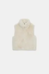 Chaleco de cuello subido y manga sisa, color beige, con efecto pelo. Incluye bolsillos laterales ocultos en la costura, forro interior combinado y cierre frontal con ganchos metálicos forrados.