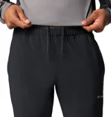 Pantalón Columbia Three Pitch Pant de color negro, diseñado para senderismo, con tecnología Omni-Shade UPF 50 y Omni-Shield que repele la humedad. Cuenta con cintura elástica con cordón interior, bolsillos para objetos pequeños, bolsillo de seguridad con cremallera, rodillas articuladas, cremalleras en las piernas y detalles reflectantes.