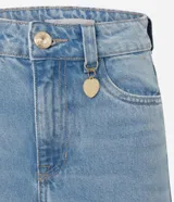 Pantalón de jean estilo pantalona con cintura alta, corte amplio desde el cuadril y cinco bolsillos funcionales. Presenta cierre frontal con botón y cremallera, además de un detalle de charm metálico en la cintura.