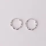 Aros tipo argolla de plata 925 con diseño torneado y acabado brillante.