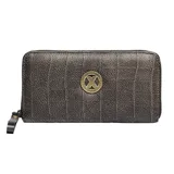 Billetera Extra Large modelo Dell, color negro con marrón, confeccionada en cuero vacuno con textura símil cocodrilo. Cuenta con cierre perimetral y aplique metálico frontal con el logo de la marca.
