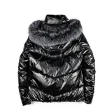 Campera puffer negra de acabado brillante, con cierre frontal, bolsillos laterales y capucha con borde de piel sintética.