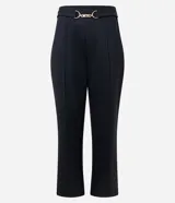 Pantalón de vestir negro de corte recto y ajuste entallado. Presenta una cintura estructurada con un adorno metálico decorativo en el centro y bolsillos laterales. Confeccionado en una mezcla de poliéster, viscosa y elastano.