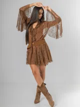 Vestido corto de encaje color marrón chocolate, con mangas largas estilo victoriano y volados en el ruedo. Incluye un vestido interior de algodón.