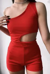 Mono corto de lycra color rojo, con un hombro descubierto y abertura en la cintura.