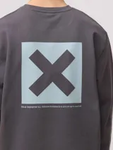 Sudadera de cuello redondo color gris oscuro, con estampado cuadrado en la espalda que contiene una X grande y texto pequeño en la parte inferior. Confeccionada en algodón orgánico de corte regular.