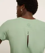 Remera deportiva de microfibra color verde, con cuello redondo, mangas cortas, canesú en los hombros, abertura en la espalda y sutil estampado reflectante en la parte posterior del cuello.