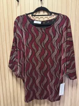 Blusa de diseño con ondas y lurex, escote bote y mangas 3/4.