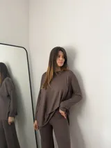 Conjunto de dos piezas compuesto por un sweater de cuello redondo y mangas largas con calce holgado, y un pantalón de corte recto y tiro alto con cintura elástica. Ambas prendas están confeccionadas en tejido de angorina suave.