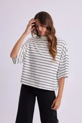 Remera de corte holgado con cuello alto, mangas tres cuartos y diseño de rayas horizontales finas en color negro sobre fondo blanco.
