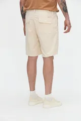 Bermuda cargo azul de gabardina con bolsillos laterales y bolsillos cargo con solapa y velcro.