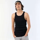 Musculosa de punto rib color negro, de corte ajustado y diseño básico.