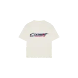 Remera de manga corta color blanco arena, de corte oversized, con cuello redondo y estampa frontal de estilo gráfico y deportivo con el texto "Eme Studios Music Selectors".