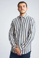 Camisa de manga larga con cuello clásico y cierre frontal abotonado. Presenta un estampado de cuadros en tonos azul marino y rojo. Confeccionada en algodón, cuenta con un corte slim fit y logo bordado en el pecho.