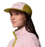 Gorra Columbia Wingmark de cinco paneles en combinación de colores rosado, gris, verde militar y mostaza, con visera curva, paneles laterales de malla y logo bordado en el frente.