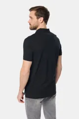 Remera polo de jersey de algodón color azul marino, con logo bordado en el pecho, botones personalizados y rayas en cuello y mangas en contraste.