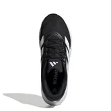 Championes de running Adidas Questar 4 M para hombre, color negro con las tres tiras características en los laterales en color blanco y entresuela blanca amortiguada.