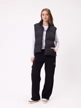 Pantalon de jogging de corte recto color gris melange, con cintura elastizada con cordón de ajuste y bolsillos laterales tipo cargo con solapa.
