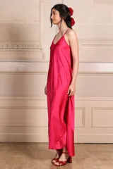 Vestido largo verde esmeralda de satén, con breteles finos y escote en V.