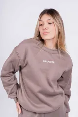 Buzo negro de corte holgado con la palabra 'GRAPHITE' estampada en blanco en el pecho.