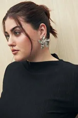 Aros plateados con forma de flor.