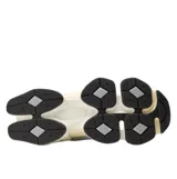 Championes New Balance modelo 9060, con diseño robusto y moderno. Presentan una combinación de tonos beige y gris, con paneles de gamuza y malla. Incluyen el logo 'N' característico en los laterales y una suela gruesa con tecnología de amortiguación.