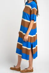 Vestido midi de tejido de punto con diseño de rayas horizontales en azul, marrón y blanco. Presenta cuello redondo, mangas cortas y un corte recto y holgado.