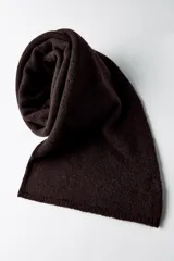 Bufanda de tejido de punto en color marrón oscuro, con diseño liso y terminaciones simples.