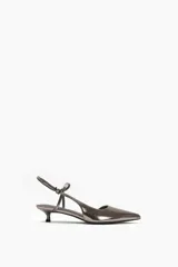 Zapato destalonado color peltre con punta fina, tira fina ajustable en el tobillo y taco kitten heel.