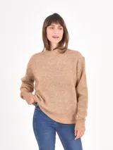 Buzo de tejido de punto en color beige, con cuello redondo y mangas largas con puños acanalados.
