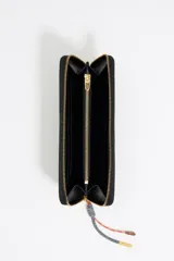 Billetera de estructura blanda color gris topo, con cierre de cremallera y tirador de cordón multicolor. Incluye logo metálico dorado de Bimba y Lola en el frente, tarjetero y monedero interior.