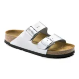 Sandalia Birkenstock modelo Arizona con doble tira ajustable, color plateado metalizado. Cuenta con plantilla anatómica de corcho y suela de goma antideslizante.