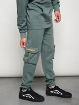 Pantalón cargo gris melange de algodón, poliéster y elastano, con bolsillos laterales tipo parche en las piernas y puños ajustados en los tobillos.