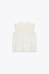 Blusa blanca sin mangas confeccionada en hilatura con viscosa y algodón. Tiene cuello redondo, detalle de bordados a contraste y cierre en espalda con abertura y botón.