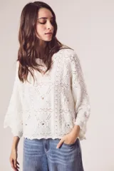 Sweater de tejido de punto calado color marrón, con diseño oversize, cuello redondo y mangas tres cuartos.
