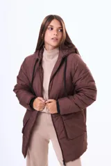 Campera acolchada de corte largo, color negro, con cierre frontal, capucha ajustable con cordones y bolsillos frontales tipo cargo.