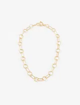 Collar dorado de acero quirúrgico hipoalergénico con cadena de eslabones tipo argolla.
