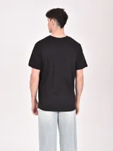 Remera blanca de mangas cortas con estampa de la ciudad de Nueva York.